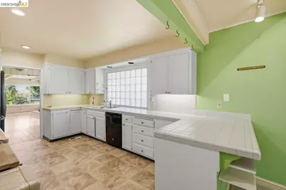 6480 Ascot Dr, Oakland, CA 94611 - Photo 14