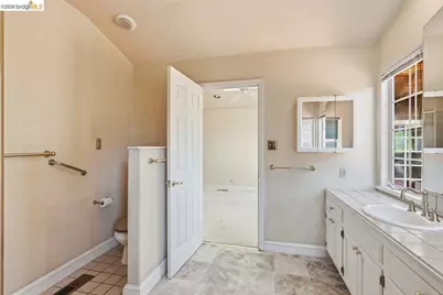 6480 Ascot Dr, Oakland, CA 94611 - Photo 32