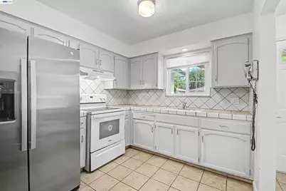 204 Clemmensen Ave, Madera, CA 93637 - Photo 6