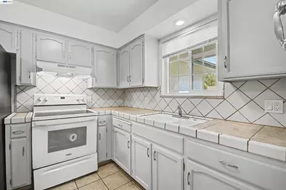 204 Clemmensen Ave, Madera, CA 93637 - Photo 4