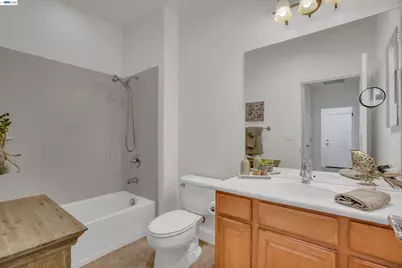 2472 Shadow Berry Dr, Manteca, CA 95336 - Photo 18
