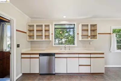 7526 Greenly Dr, Oakland, CA 94605 - Photo 8