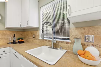 9729 Elmview Dr, Oakland, CA 94603 - Photo 14