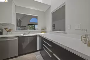 7 Courageous Ct, Alameda, CA 94501 - Photo 18