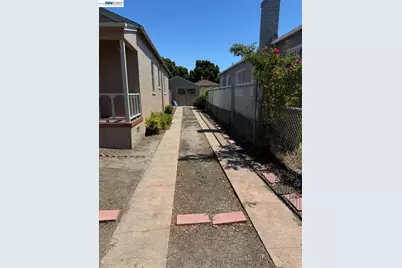 1100 101st Ave, Oakland, CA 94603 - Photo 2