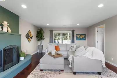 8019 Sterling Dr, Oakland, CA 94605 - Photo 32
