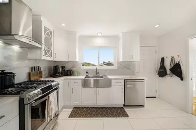 10774 Hellman St, Oakland, CA 94605 - Photo 16