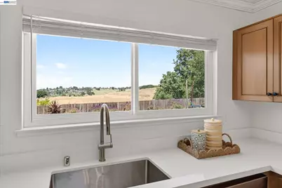 295 Iris Rd, Hercules, CA 94547 - Photo 16