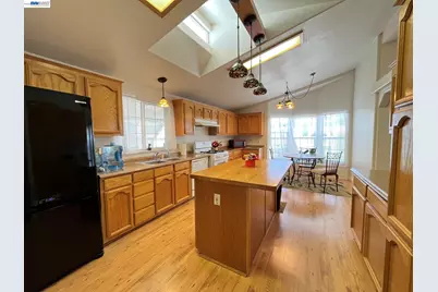1370 Buckingham Way, Hayward, CA 94544 - Photo 10