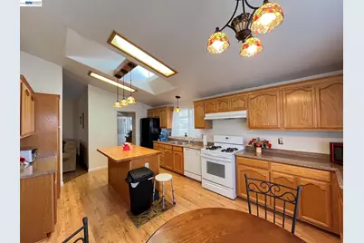 1370 Buckingham Way, Hayward, CA 94544 - Photo 12