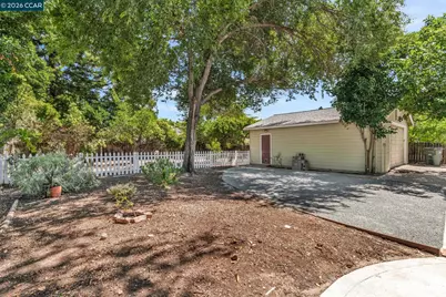 2072 Chalomar Rd, Concord, CA 94518 - Photo 30