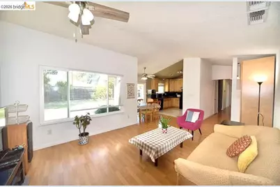 39 Stanislaus Cir, Sacramento, CA 95831 - Photo 4