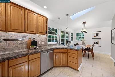 1130 Glencourt Dr, Oakland, CA 94611 - Photo 8