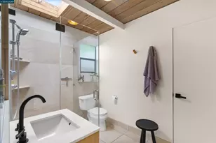 8021 Shay Dr, Oakland, CA 94605 - Photo 38