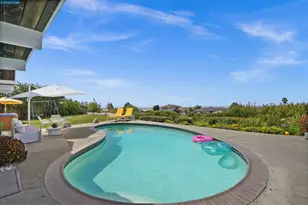 8021 Shay Dr, Oakland, CA 94605 - Photo 52