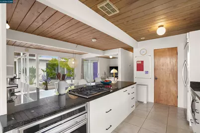 8021 Shay Dr, Oakland, CA 94605 - Photo 20