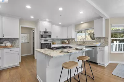 7081 Elverton Dr, Oakland, CA 94611 - Photo 30