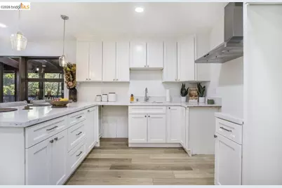 6855 Gunn Dr, Oakland, CA 94611 - Photo 10