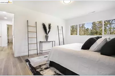 6855 Gunn Dr, Oakland, CA 94611 - Photo 16