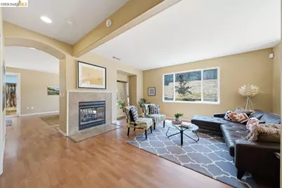 327 Hawk Ridge Dr, Richmond, CA 94806 - Photo 4