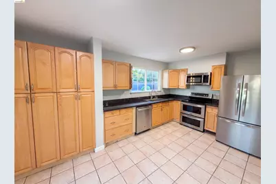 112 Aster Ct, Hercules, CA 94547 - Photo 2