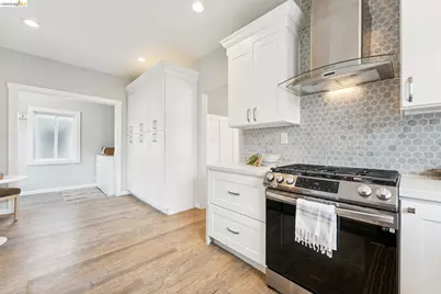 2726 Wallace St, Berkeley, CA 94702 - Photo 16