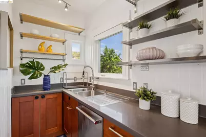 870 43rd St, Oakland, CA 94608 - Photo 46