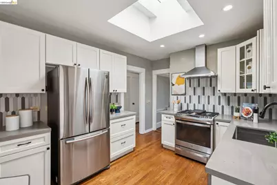 870 43rd St, Oakland, CA 94608 - Photo 8