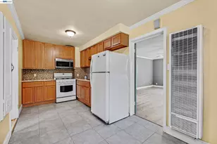 566 57th St, Oakland, CA 94609 - Photo 28
