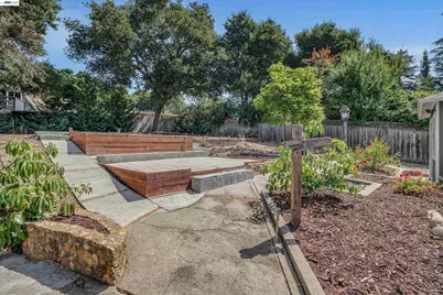 7538 Circle Hill Dr, Oakland, CA 94605 - Photo 32