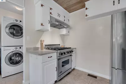 7538 Circle Hill Dr, Oakland, CA 94605 - Photo 8