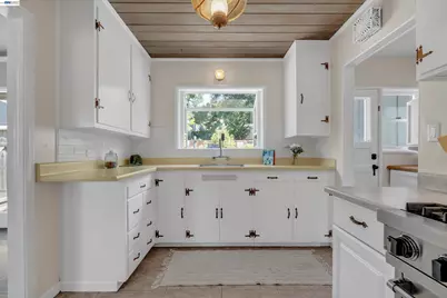 7538 Circle Hill Dr, Oakland, CA 94605 - Photo 6