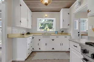 7538 Circle Hill Dr, Oakland, CA 94605 - Photo 6