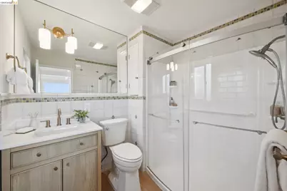 7425 Hillmont Drive, Oakland, CA 94605 - Photo 24