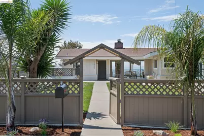 7425 Hillmont Drive, Oakland, CA 94605 - Photo 2