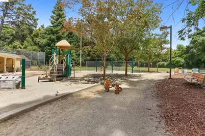307 Covington St, Oakland, CA 94605 - Photo 46