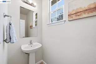9424 Dunbar Dr, Oakland, CA 94603 - Photo 8