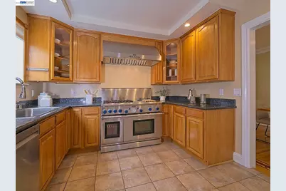 574 Broadmoor Blvd, San Leandro, CA 94577 - Photo 16