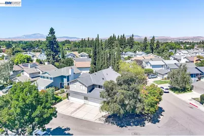 2105 Armstrong Dr, Pleasanton, CA 94588 - Photo 38