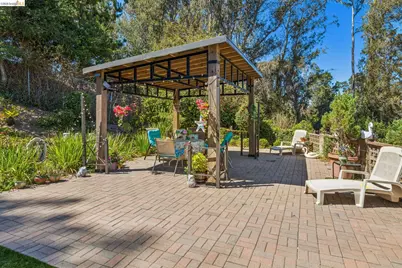 11233 Monan St, Oakland, CA 94605 - Photo 64