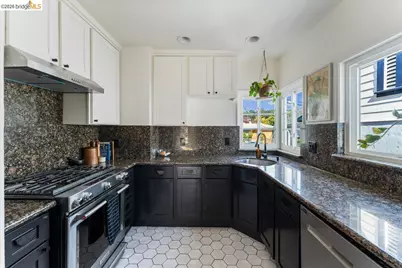 5327 Brann St, Oakland, CA 94619 - Photo 10