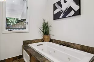 2 Mall Ct, Oakland, CA 94611 - Photo 56