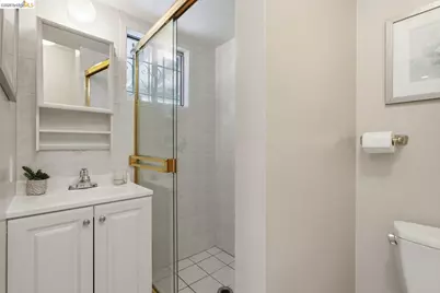 560 45th St, Oakland, CA 94609 - Photo 40