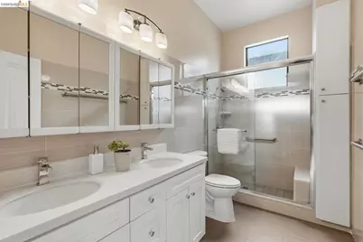 560 45th St, Oakland, CA 94609 - Photo 38