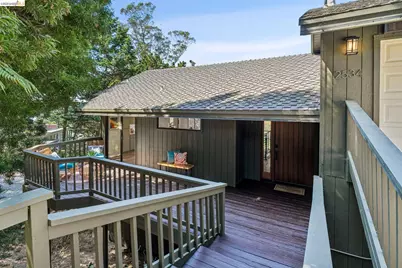 2534 Carisbrook Dr, Oakland, CA 94611 - Photo 2