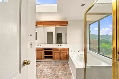 4934 Stoneridge Rd, Oakland, CA 94605 - Photo 20