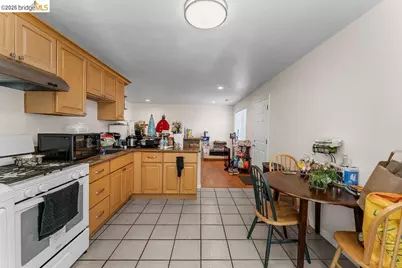 10582 Topanga Dr, Oakland, CA 94603 - Photo 22