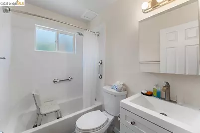 10582 Topanga Dr, Oakland, CA 94603 - Photo 28