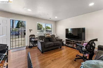 10582 Topanga Dr, Oakland, CA 94603 - Photo 32