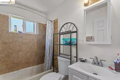 10582 Topanga Dr, Oakland, CA 94603 - Photo 44